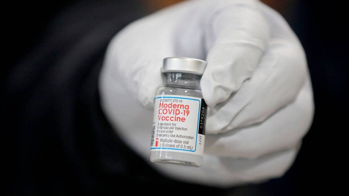 El Ministerio de Salud firmó el domingo contrato con el laboratorio Moderna Inc. para la adquisición de 20 millones de dosis de la vacuna contra el covid.