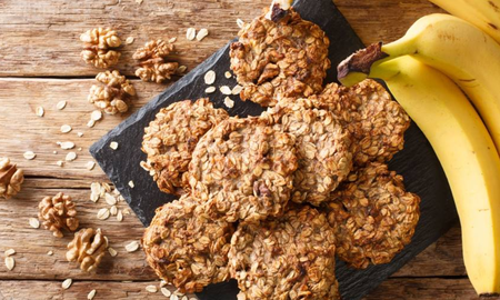 La receta para hacer galletitas de banana y avena sin harina ni azúcar en pocos minutos. La receta para hacer galletitas de banana y avena sin harina ni azúcar en pocos minutos.