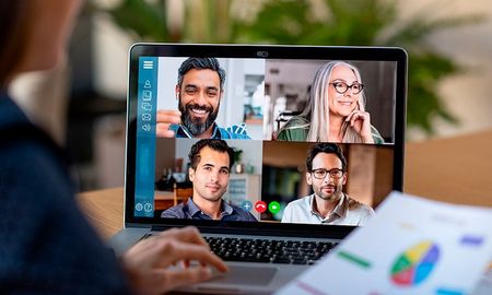 Google renueva Meet con más funciones y mejoras en la calidad de las videollamadas. Google renueva Meet con más funciones y mejoras en la calidad de las videollamadas.
