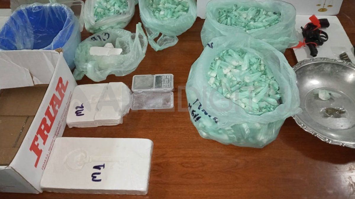 La cocaína secuestrada en trozos compactos y dosis fraccionadas. 