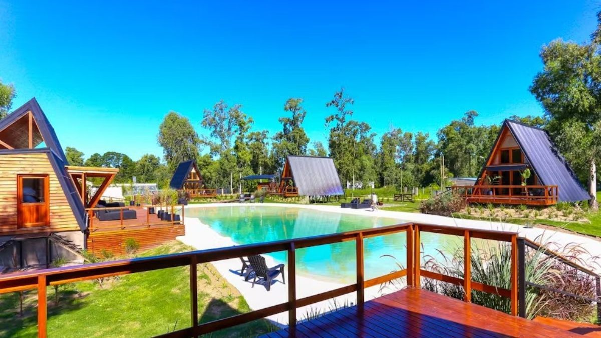 Se trata de un complejo de cabañas boutique con pileta estilo playa y servicios para eventos exclusivos para disfrutar y desconectarse en San José del Rincón.