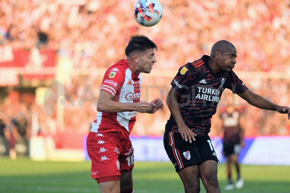 Federico Vera salta a cabecear con Nicolás De La Cruz.