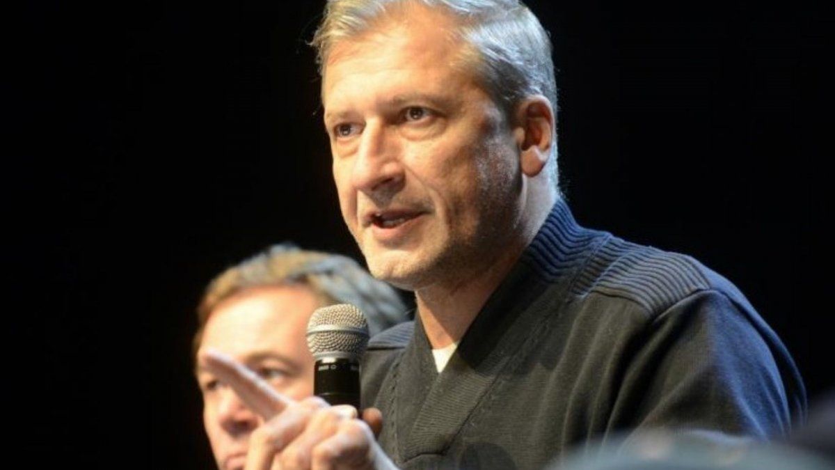 Héctor Pichi Campana informó en redes sociales que está internado por coronavirus.