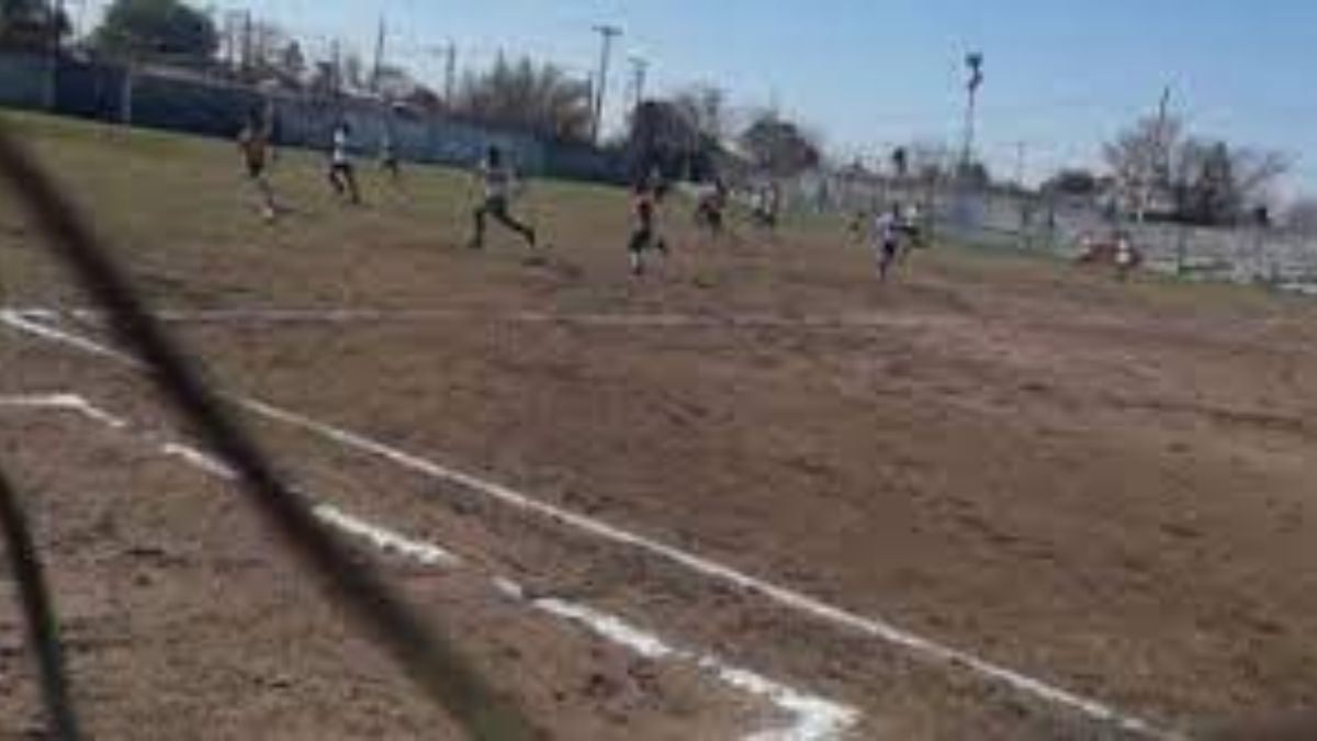 Agredieron a un árbitro de fútbol en un partido en el Club Atenas de Santo Tomé.