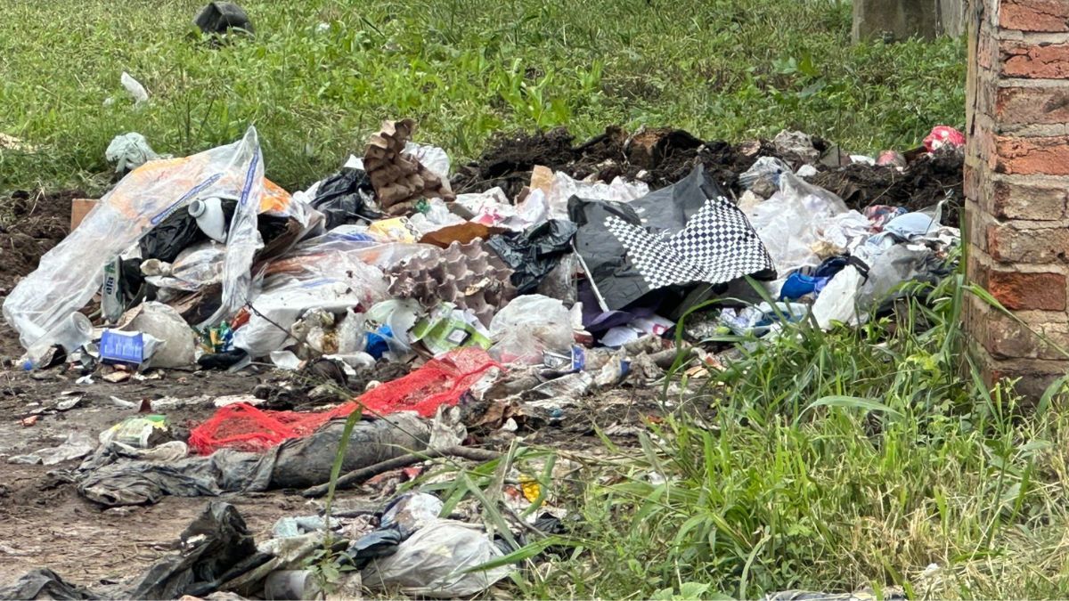 Las condiciones se repiten en distintos puntos del barrio. En calle San Martín, entre las alturas 8200 y 8400, los vecinos denuncian la presencia de un basural que genera múltiples consecuencias. Las condiciones se repiten en distintos puntos del barrio. En calle San Martín, entre las alturas 8200 y 8400, los vecinos denuncian la presencia de un basural que genera múltiples consecuencias.