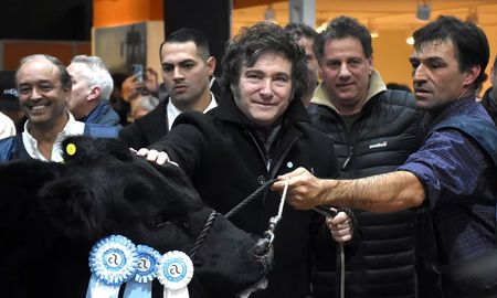 Javier Milei tendrá un nuevo acercamiento con el sector rural y será en un encuentro que mantendrá con la Mesa de Enlace. Javier Milei tendrá un nuevo acercamiento con el sector rural y será en un encuentro que mantendrá con la Mesa de Enlace.