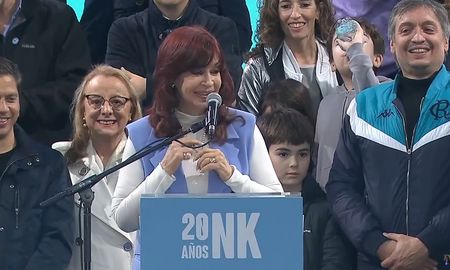 Habla Cristina desde Plaza de Mayo. Habla Cristina desde Plaza de Mayo.