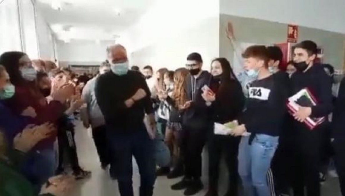 La emocionante despedida a un profesor jubilado que ejerció por 29 años.