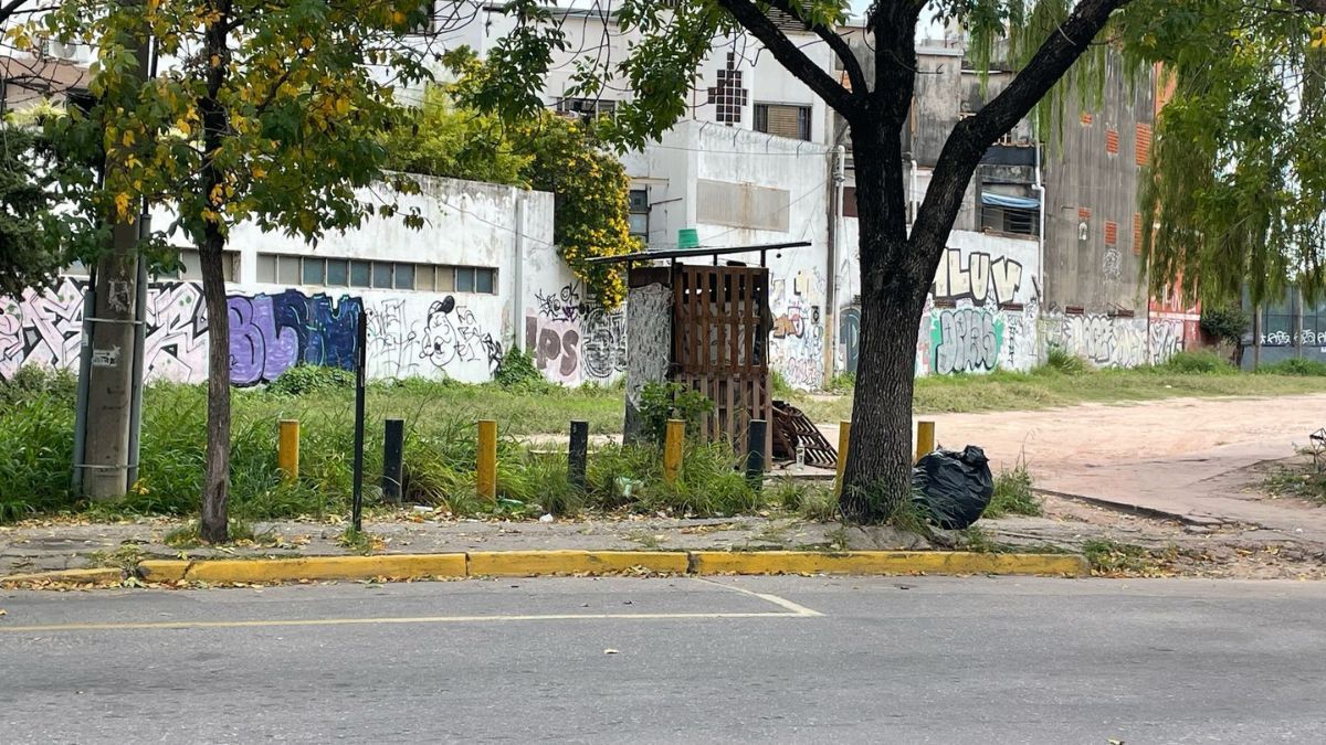 Los vecinos advierten que el terreno muestra señales de abandono desde la pandemia. Los vecinos advierten que el terreno muestra señales de abandono desde la pandemia.