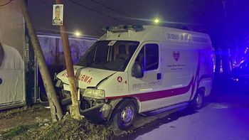 Fuerte accidente en el norte de Santa Fe: una ambulancia chocó de frente contra un poste