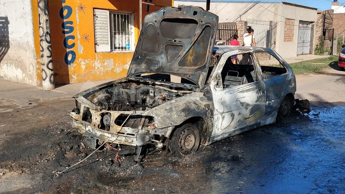 Tanto personal de bomberos como policial intervinieron en el operativo para apagar las llamas del auto.&nbsp;