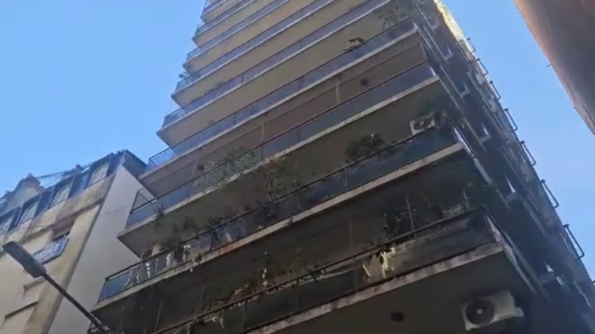 El fuego se desarrolló sobre un colchón y cama de un departamento de un quinto piso.