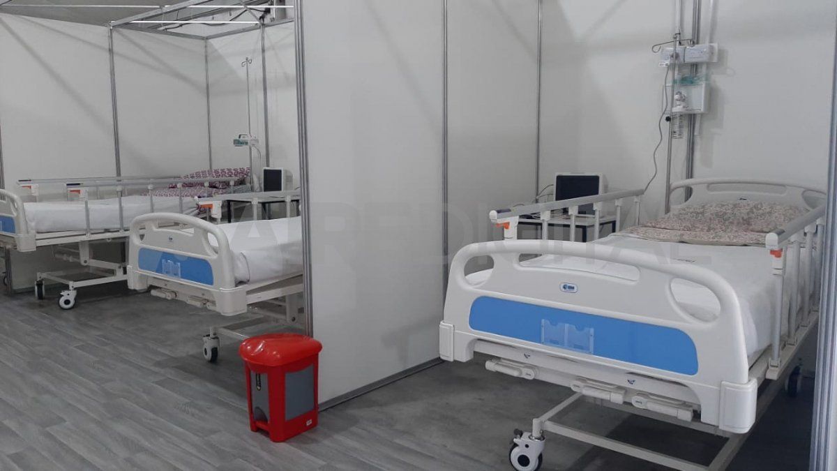 Las camas con las que cuenta la carpa sanitaria de Rafaela.&nbsp;