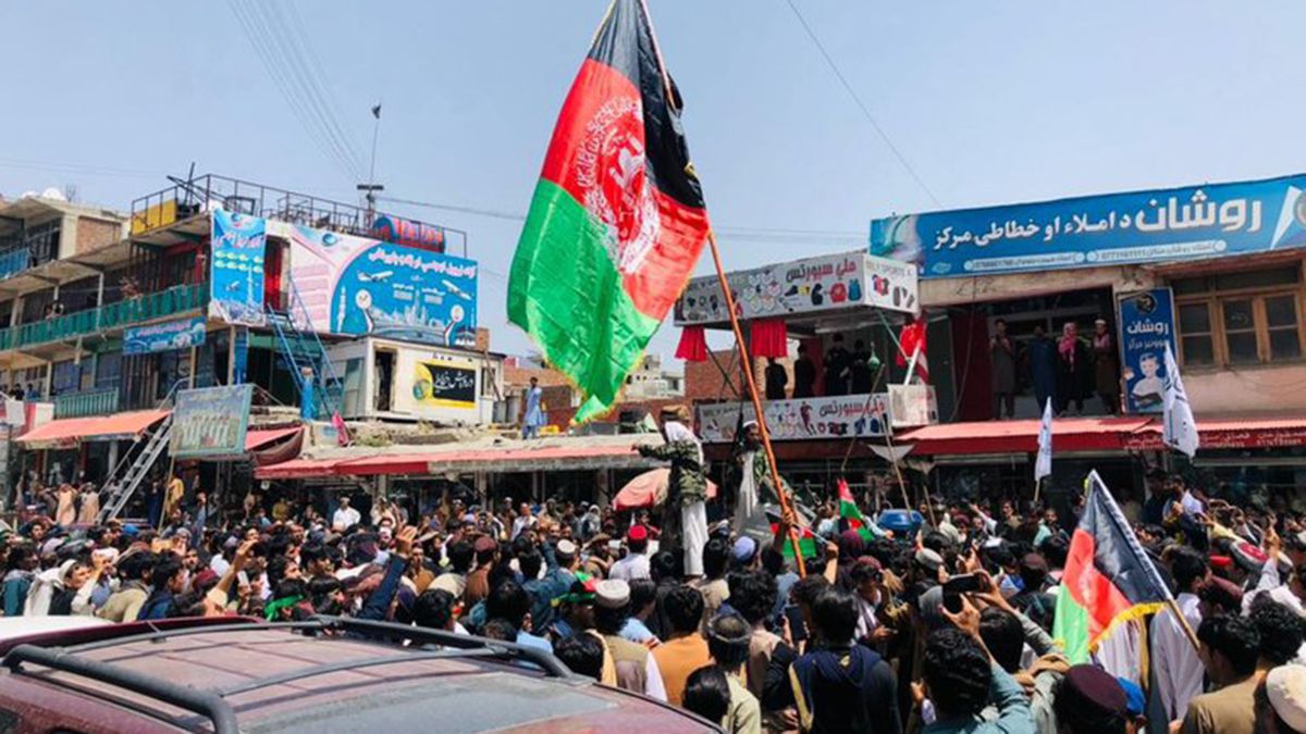 Los afganos buscan huir del país, mientras que otros quieren hacer resistencia al nuevo régimen talibán.