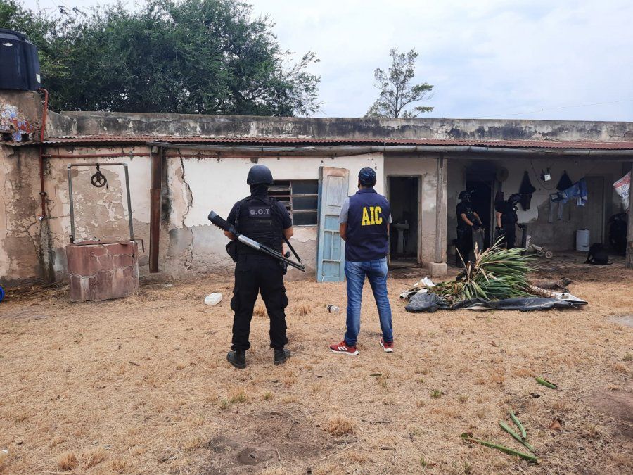 La joven pareja es investigada por incendiar su propio campo en perjuicio de los arrendadores.