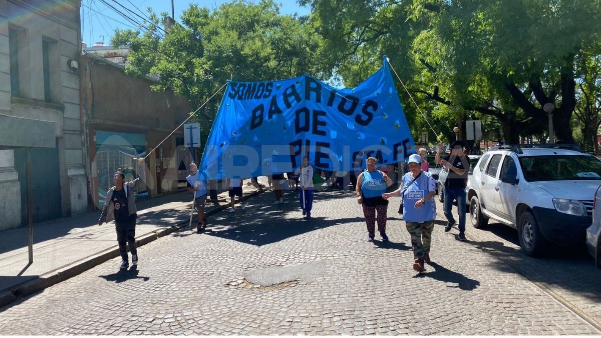La protesta, que busca visibilizar las demandas sociales y políticas de diversos sectores. La protesta, que busca visibilizar las demandas sociales y políticas de diversos sectores.