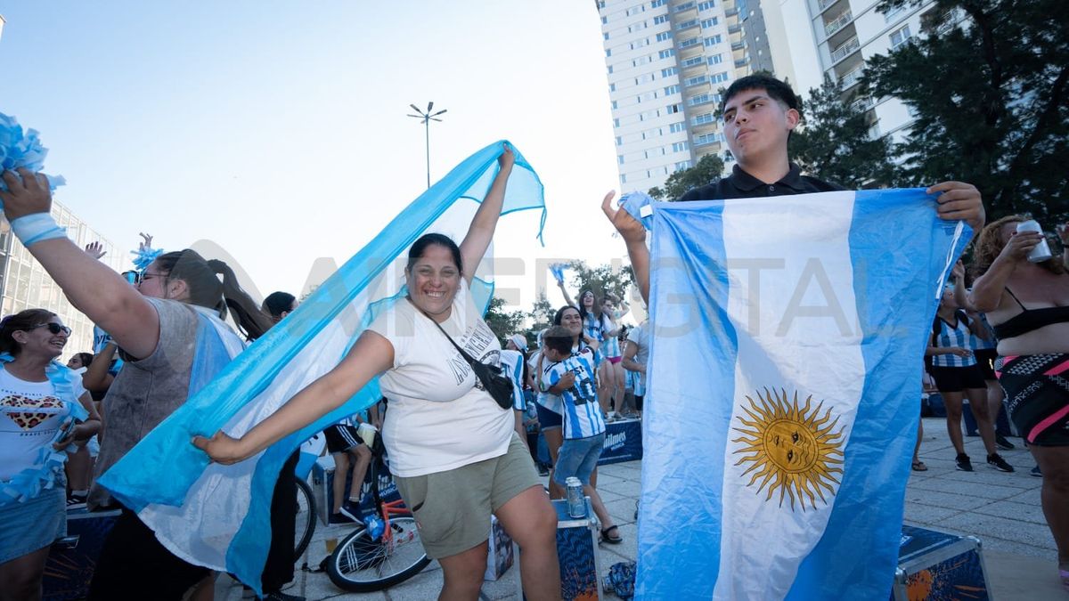 Los hinchas festejaron contentos el resultado de un partido clave para la Argentina.