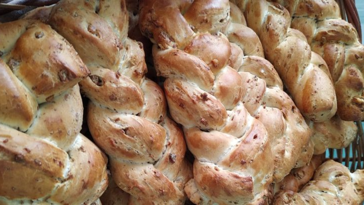 Cómo hacer pan con chicharrón casero: la receta infalible para acompañar los mates de la tarde
