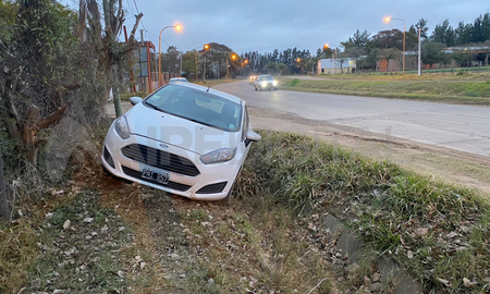 El conductor perdió el control y terminó en la zanja de Aristóbulo del Valle. El conductor perdió el control y terminó en la zanja de Aristóbulo del Valle.