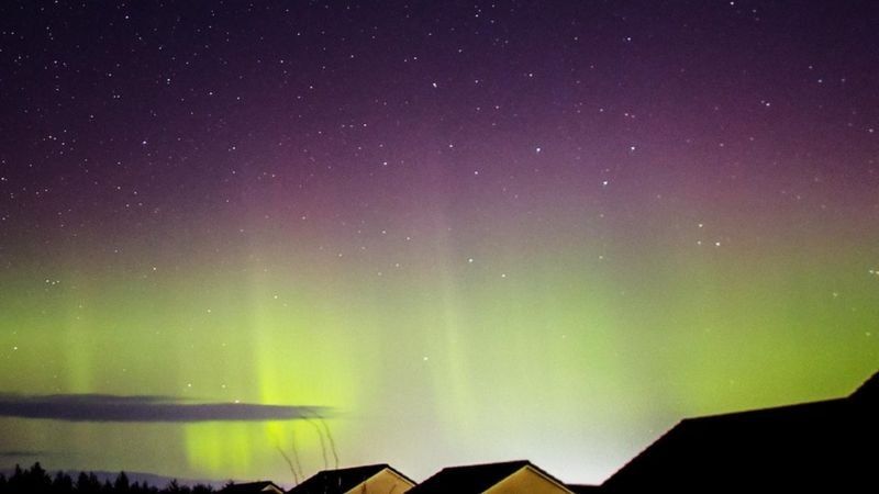 Los cielos despejados de Moray ofrecen una gran oportunidad para ver las luces. Aquí las vemos desde Elgin.