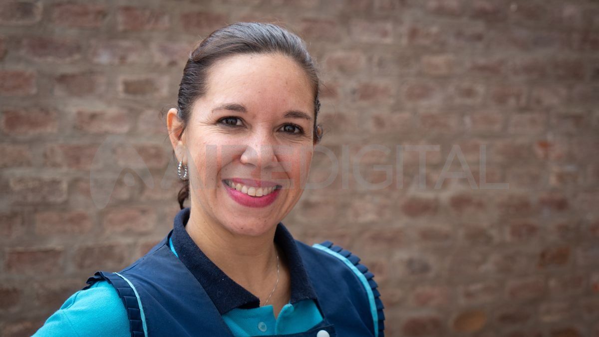 Ayelén Gingene soñaba desde niña con enseñar a otros chicos sordos como ella. Ayelén Gingene soñaba desde niña con enseñar a otros chicos sordos como ella.