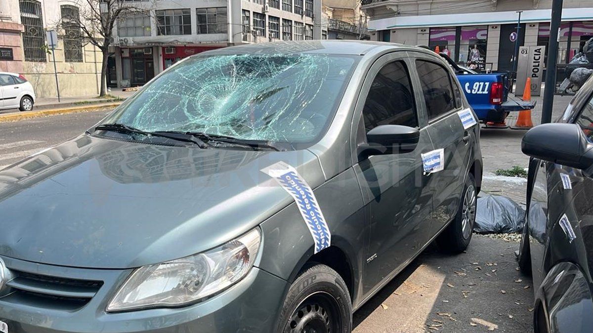 El vehículo fue estacionado en la puerta de la Comisaría Primera. 