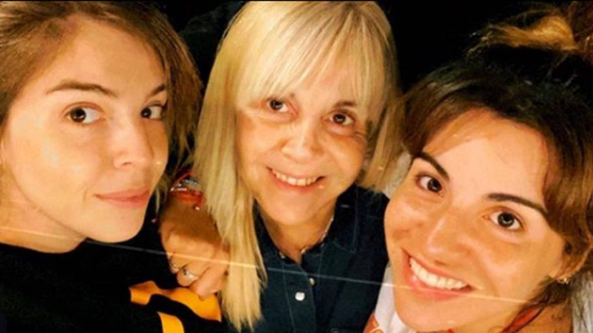 Claudia Villafañe junto a sus dos hijas.