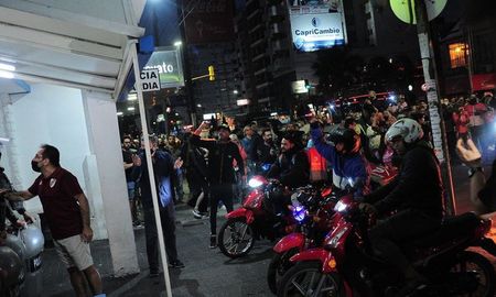 Tras el episodio se produjo una protesta frente a la comisaria local, situada a unos 300 metros del lugar del crimen. Tras el episodio se produjo una protesta frente a la comisaria local, situada a unos 300 metros del lugar del crimen.