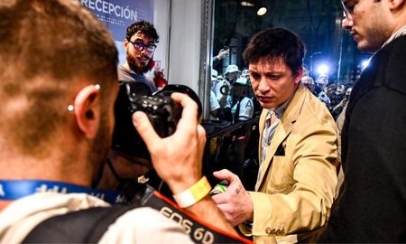 Santiago Caputo le tomó una foto con su celular a la credencial del fotógrafo de Tiempo Argentino, Antonio Becerra. Qué dicen desde la cooperativa Por Más Tiempo. Santiago Caputo le tomó una foto con su celular a la credencial del fotógrafo de Tiempo Argentino, Antonio Becerra. Qué dicen desde la cooperativa Por Más Tiempo.
