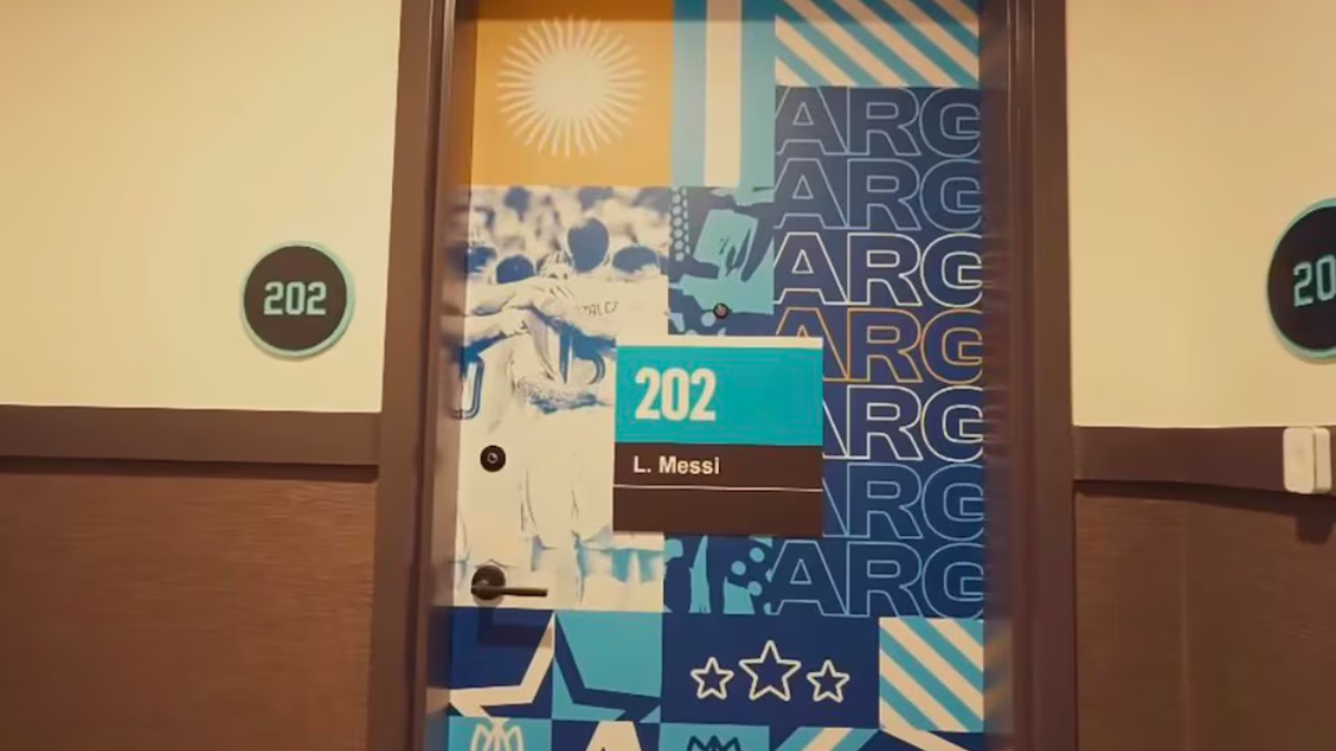 La puerta de la habitación 202 asignada a Lionel Messi durante la concentración de la selección argentina en Kansas, personalizada con los colores y símbolos del país.