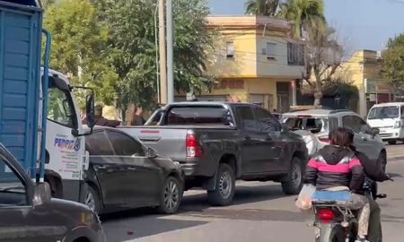 El siniestro ocurrió a la altura de calle Artigas, en el norte de la ciudad de Santa Fe. Una menor fue trasladada al hospital y hubo importantes demoras en el tránsito. El siniestro ocurrió a la altura de calle Artigas, en el norte de la ciudad de Santa Fe. Una menor fue trasladada al hospital y hubo importantes demoras en el tránsito.