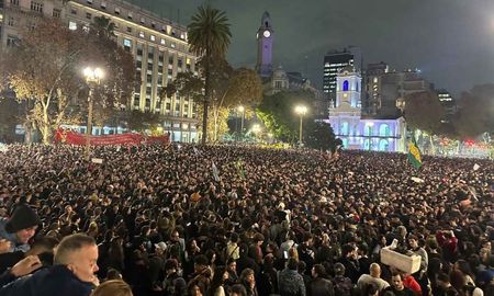 Así despiden los fanáticos al Indio Solari en Plaza de Mayo. Así despiden los fanáticos al Indio Solari en Plaza de Mayo.