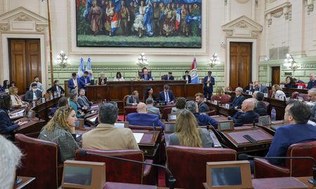 Senadores, senadoras, diputados y diputadas llevaron adelante una sesión conjunta en la que se trató la situación de la fiscal del Ministerio Público de la Acusación (MPA), María Verónica Ballari. Senadores, senadoras, diputados y diputadas llevaron adelante una sesión conjunta en la que se trató la situación de la fiscal del Ministerio Público de la Acusación (MPA), María Verónica Ballari.