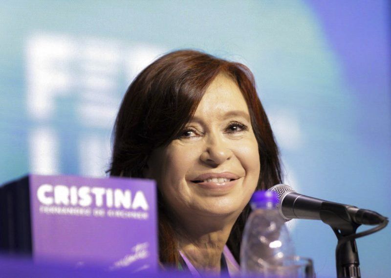 Cristina Kirchner regresa al país y retoma la campaña en La Plata con una nueva presentación de su libro