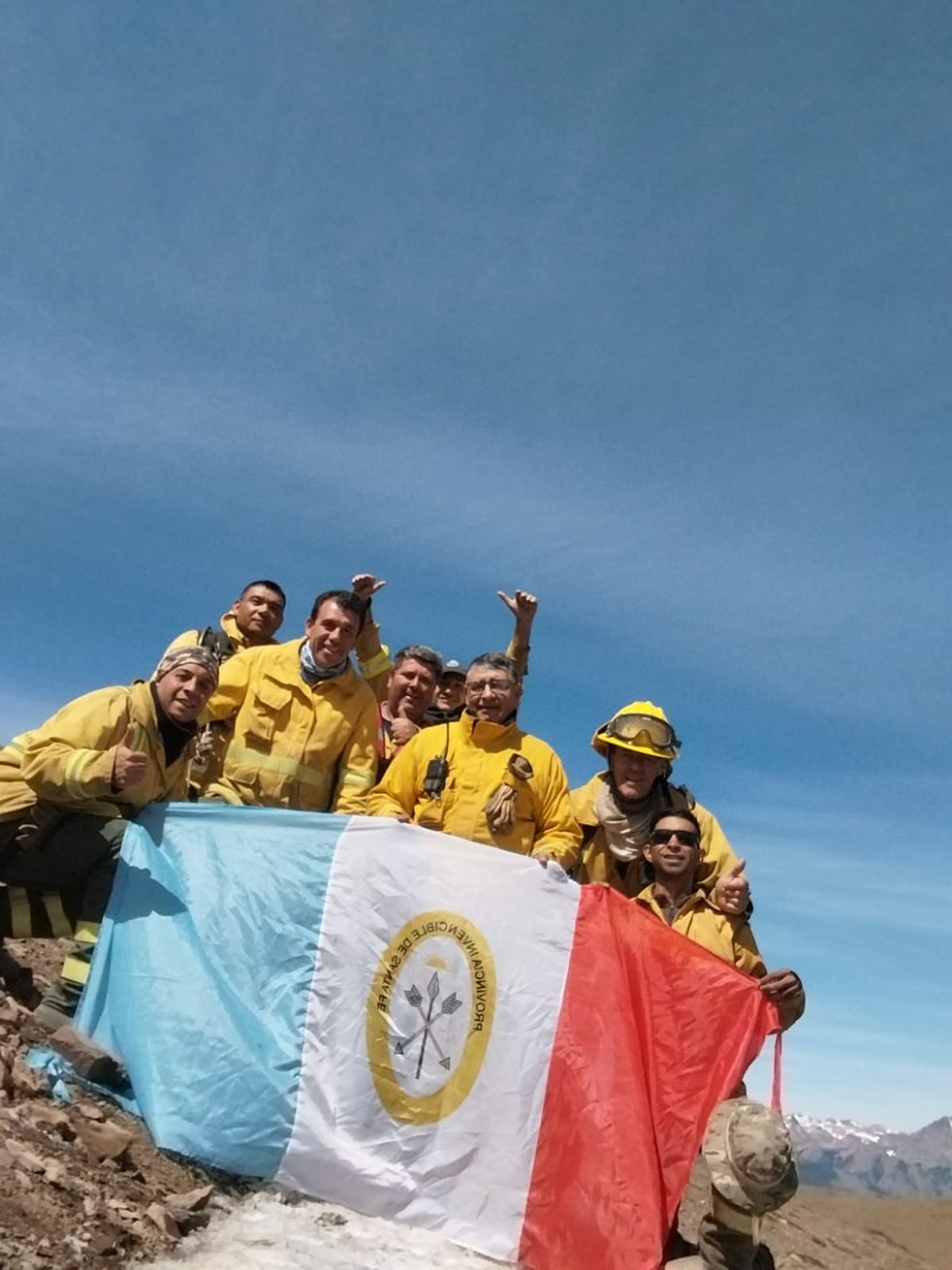 Los brigadistas santafesinos que viajaron para combatir los incendios forestales en Esquel. Los brigadistas santafesinos que viajaron para combatir los incendios forestales en Esquel.