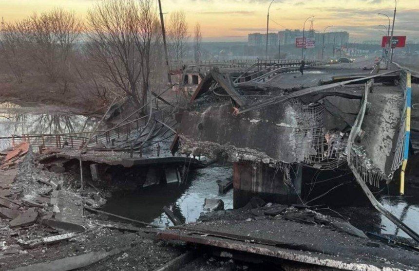 Soldados ucranianos derribaron un puente para evitar el avance ruso.