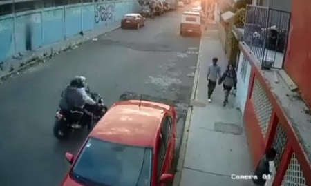 Un joven dejó a su pareja en pleno asalto: con ese novio para qué quiere enemigos Un joven dejó a su pareja en pleno asalto: con ese novio para qué quiere enemigos