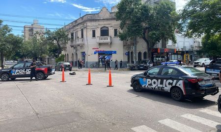 Corte total de tránsito en el centro de Santa Fe por choque entre un patrullero y un auto. Corte total de tránsito en el centro de Santa Fe por choque entre un patrullero y un auto.