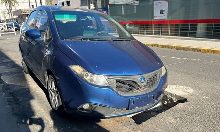Una mujer conducía su auto y cuando quiso estacionar cayó en un pozo en pleno centro de la ciudad de Santa Fe. Una mujer conducía su auto y cuando quiso estacionar cayó en un pozo en pleno centro de la ciudad de Santa Fe.