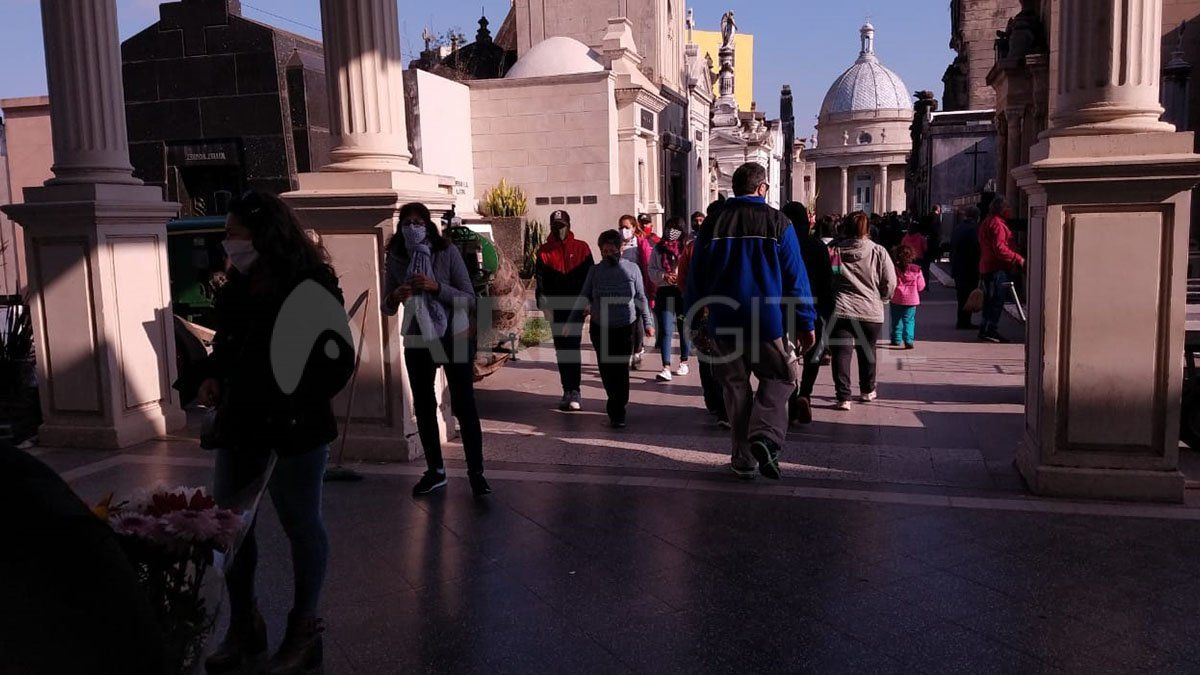 En el día del padre en plena pandemia, el cementerio recibió a cientos de santafesinos
