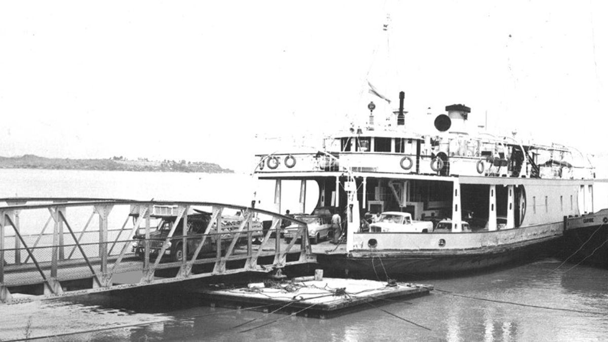 El servicio de balsa entre Santa Fe y Paraná se inauguró en 1928 y se mantuvo hasta diciembre de 2009