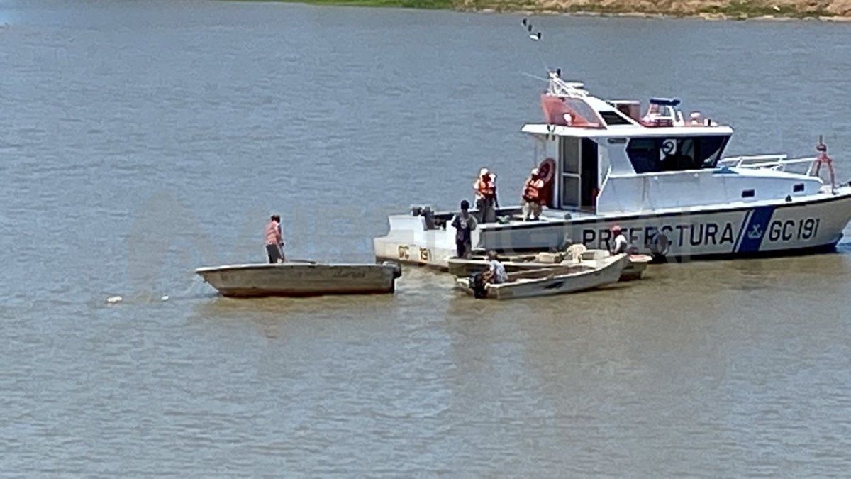 Prefectura retiró alguna de las mallas que los pescadores habían colocado peligrosamente en el riacho Santa Fe
