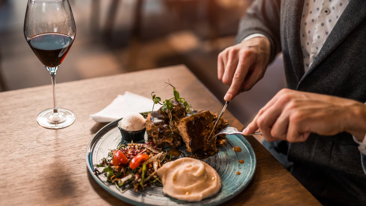 Comer sin trabajar: cuánto hay que depositar en una billetera virtual para almorzar afuera todos los días