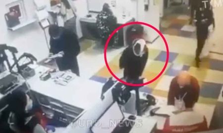 una mujer se desnuda y usa su calzon como cubrebocas para que la atiendan una mujer se desnuda y usa su calzon como cubrebocas para que la atiendan