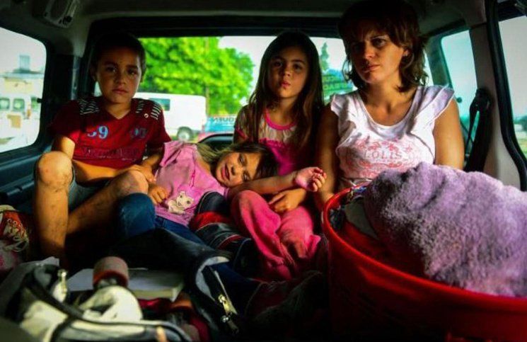 El drama de la mujer embarazada y con 5 hijos que vive en un auto