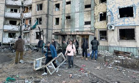 La gente retira escombros del edificio atacado y prepara un refugio para la noche en el centro de Kiev. La gente retira escombros del edificio atacado y prepara un refugio para la noche en el centro de Kiev.