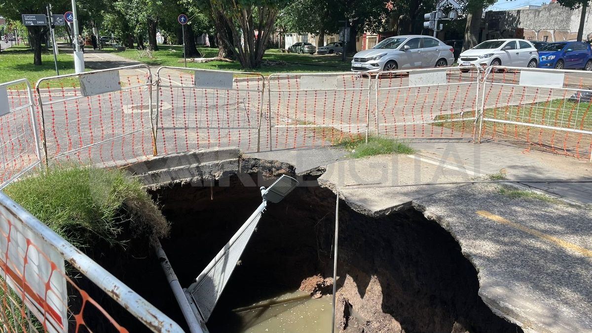 El pozo se ha tragado un poste de luz y un cartel de señalización. El pozo se ha tragado un poste de luz y un cartel de señalización.