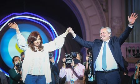 Alberto Fernández encabezó junto a la vicepresidenta Cristina Fernández de Kirchner en Plaza de Mayo el festival Democracia para siempre. Alberto Fernández encabezó junto a la vicepresidenta Cristina Fernández de Kirchner en Plaza de Mayo el festival Democracia para siempre.