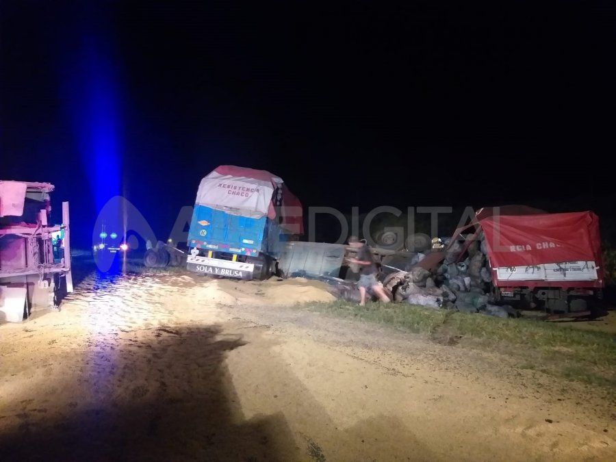 Dos camiones con soja y carbón chocaron en la autopista Rosario - Santa Fe