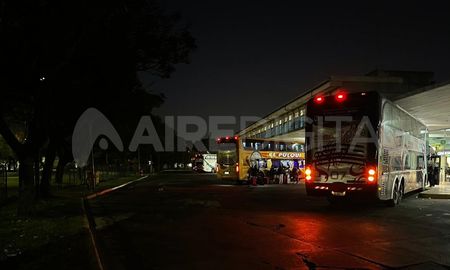 la calle interna de la terminal, detonada: falta de iluminacion y un crater gigante la calle interna de la terminal, detonada: falta de iluminacion y un crater gigante